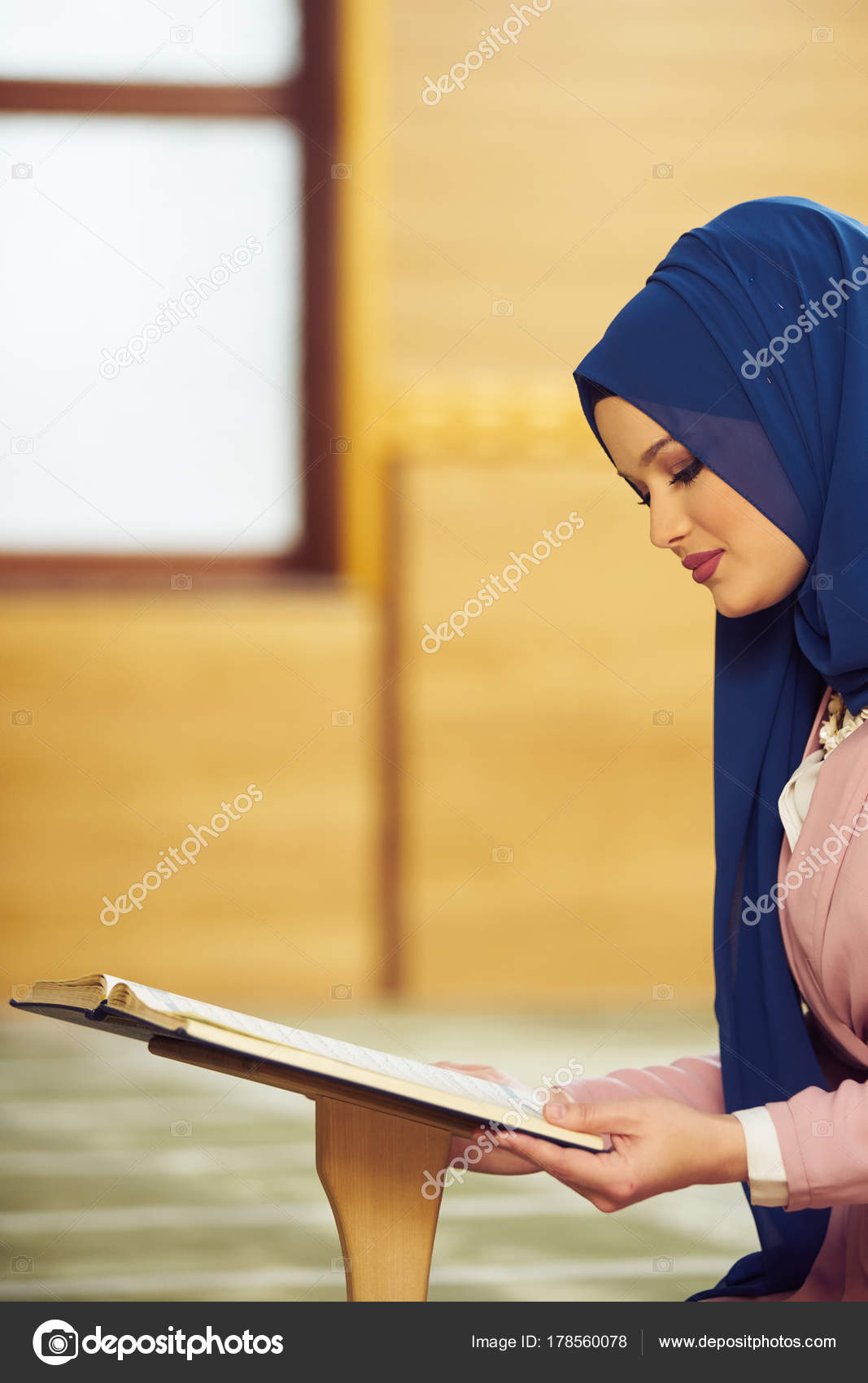 Jeune Femme Musulmane Priant Dans Mosquée image libre de droit par Ancikainfot © 178560078