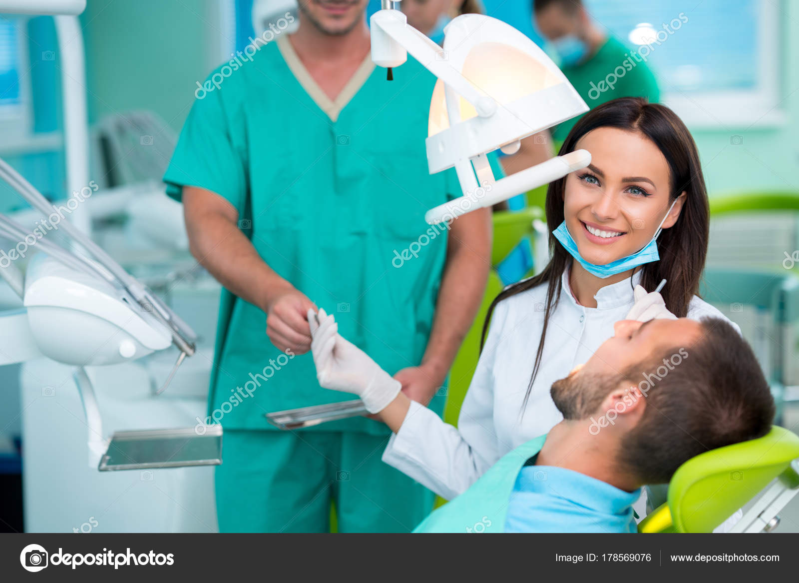 Dentiste Examinant Les Dents D Un Patient Chez Dentiste Image Libre De Droit Par Ancikainfot C
