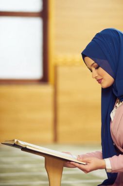 Camide Namaz kılan Genç Müslüman Kadın