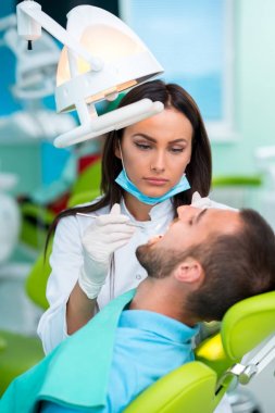 Diş hekimi diş hekimi dişlerde bir hastanın incelenmesi.