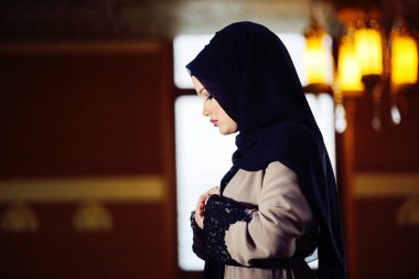 Camide Namaz kılan Genç Müslüman Kadın