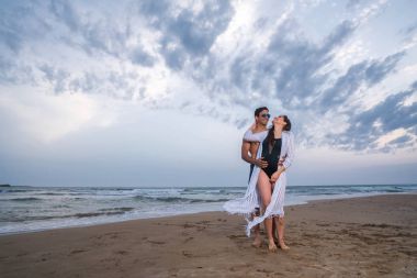 Hamile çift Sahilde yürüyüş