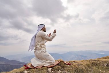 Dağlarda dua iislamic adam.