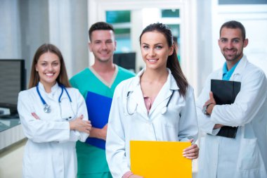 Klinik, Meslek, kişi, sağlık ve tıp kavramı - mutlu grup doktor veya hastane koridor az doktorlar