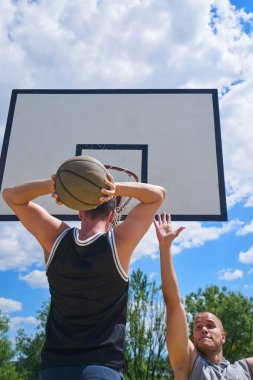 basketbolcu yüksekten uçuyor ve puanlama eylem