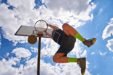 basketbolcu yüksekten uçuyor ve puanlama eylem