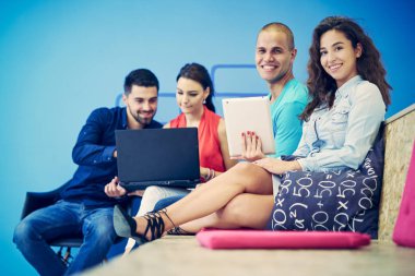 Başlangıç iş adamları grup çalışma günlük iş modern adlı ofis coworking