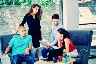 Başlangıç iş adamları grup çalışma günlük iş modern adlı ofis coworking