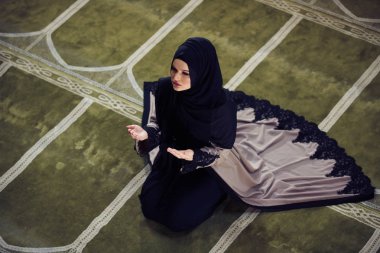 Camide Namaz kılan Genç Müslüman Kadın