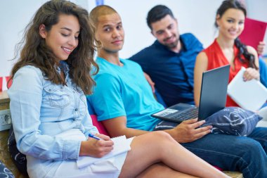 Girişimci iş adamları modern ofiste her gün çalışıyorlar.