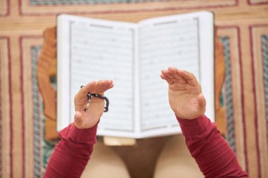 Dindar Müslüman adam caminin içinde dua ediyor.