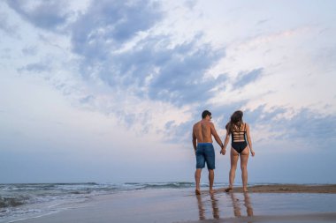 Hamile çift Sahilde yürüyüş