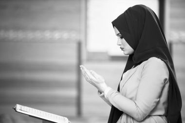 Camide Namaz kılan Genç Müslüman Kadın