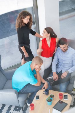 Fotoğraf genç businessmans mürettebat modern coworking uzayda yeni başlangıç projesi ile çalışma.