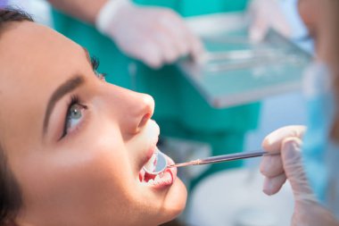 Doktor hastasıyla konuşuyor. Dişçi konsepti