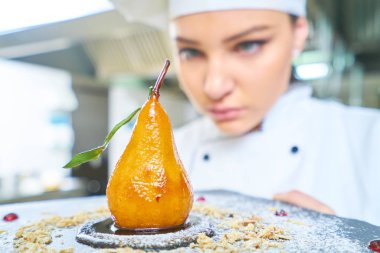 Beyaz tahta pişirme kek. Şef tarafından hazırlanan kek tatlım. Lokanta mutfağı tatlı tatlı.