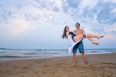 Hamile çift Sahilde yürüyüş