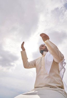 Dağlarda dua iislamic adam.