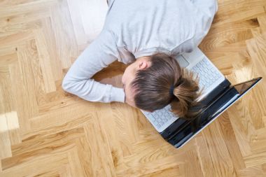 dizüstü bilgisayarda uyuyan bir kadın.