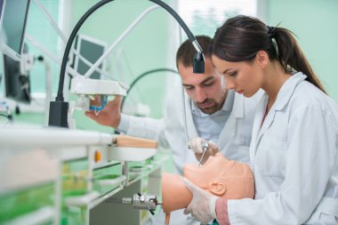 Takma diş, ağız hijyeni. Takma diş, takma diş, bir çalışma ve diş araçları içeren bir tablo üzerinde çalışırken protez eller.