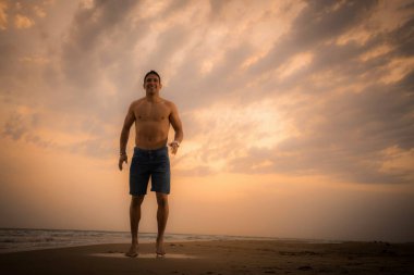 fitness giyim plaj boyunca çalışan genç adam