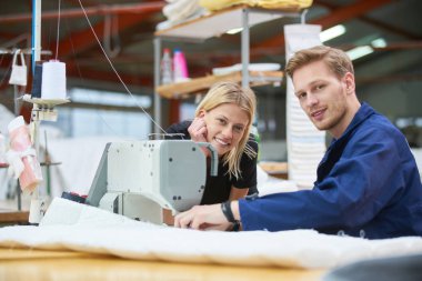 Terzi bir tekstil fabrikasında bir makineye atanan yeni, ustabaşı bir şey açıklar