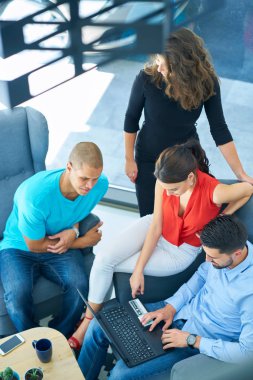 Girişimci iş adamları modern ofiste her gün çalışıyorlar.