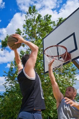 basketbolcu yüksekten uçuyor ve puanlama eylem