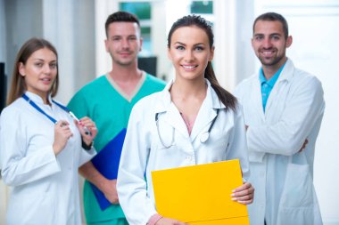Klinik, Meslek, kişi, sağlık ve tıp kavramı - mutlu grup doktor veya hastane koridor az doktorlar