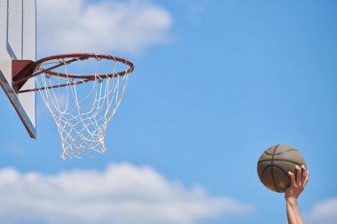 basketbolcu yüksekten uçuyor ve puanlama eylem