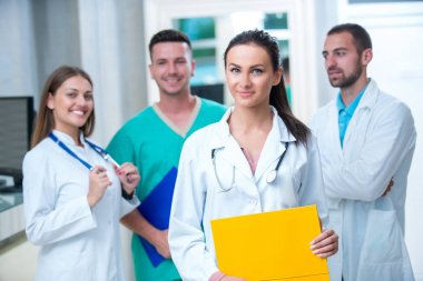 Klinik, Meslek, kişi, sağlık ve tıp kavramı - mutlu grup doktor veya hastane koridor az doktorlar