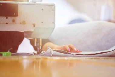 Terzi veya fabrika dikiş bir sanayi dikiş makinesi ile işçi, çok doğru olduğunu