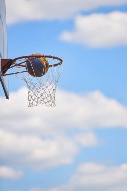 Güneş ve gökyüzünde basketbol potası