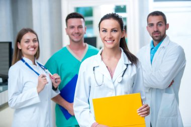 Klinik, Meslek, kişi, sağlık ve tıp kavramı - mutlu grup doktor veya hastane koridor az doktorlar