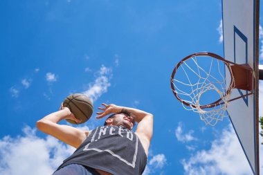 basketbolcu yüksekten uçuyor ve puanlama eylem