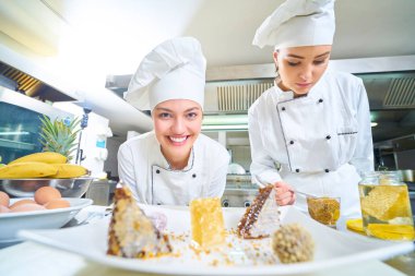 Beyaz tahta pişirme kek. Şef tarafından hazırlanan kek tatlım. Lokanta mutfağı tatlı tatlı.