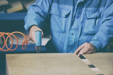 Genç bir erkek işçi işe bir fabrikada mobilya imalatı için