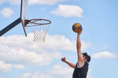 basketbolcu yüksekten uçuyor ve puanlama eylem