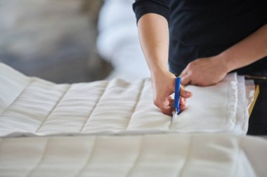 Terzi veya fabrika dikiş ile bir sanayi dikiş makinesi işçisi