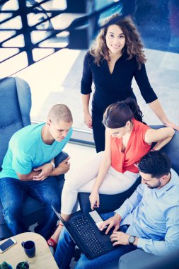 Başlangıç iş adamları grup çalışma günlük iş modern adlı ofis coworking