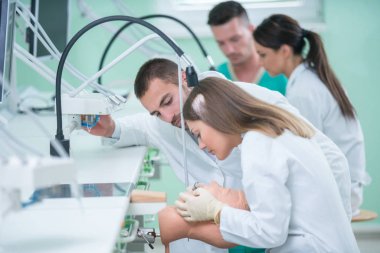 Takma diş, ağız hijyeni. Takma diş, takma diş, bir çalışma ve diş araçları içeren bir tablo üzerinde çalışırken protez eller.