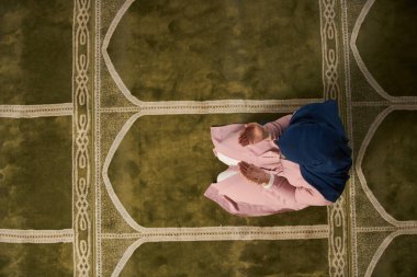 Camide Namaz kılan Genç Müslüman Kadın