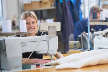 Terzi bir tekstil fabrikasında bir makineye atanan yeni, ustabaşı bir şey açıklar
