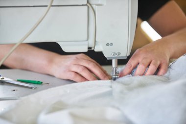 Terzi veya fabrika dikiş bir sanayi dikiş makinesi ile işçi, çok doğru olduğunu