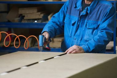 Genç bir erkek işçi işe bir fabrikada mobilya imalatı için