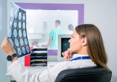 Kendine güvenen hoş doktor MRI tarama sonuçlar ile çalışma