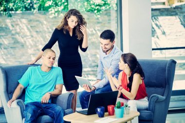 Başlangıç iş adamları grup çalışma günlük iş modern adlı ofis coworking