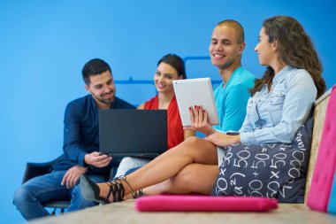 Girişimci iş adamları modern ofiste her gün çalışıyorlar.