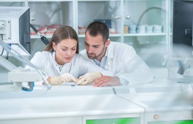 Takma diş, ağız hijyeni. Takma diş, takma diş, bir çalışma ve diş araçları içeren bir tablo üzerinde çalışırken protez eller.