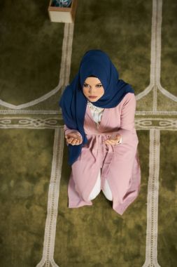 Camide Namaz kılan Genç Müslüman Kadın